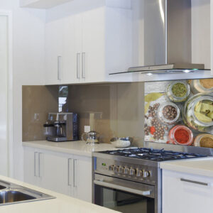 VIDRIO TEMPLADO DECORADO PARA COLOCAR ENTRE COCINA Y CAMPANA